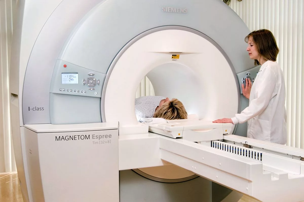 nachalo-procedury-magnitno-rezonansnoy-tomografii